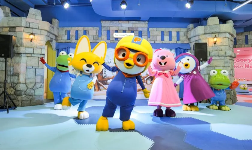 Guests meeting Pororo characters at a DreamUs attraction