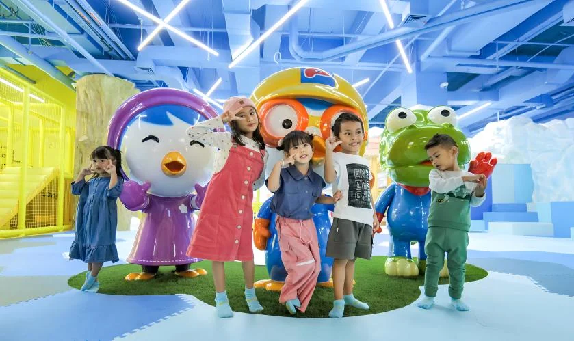 Pororo and friends meeting families at a Pororo Park attraction